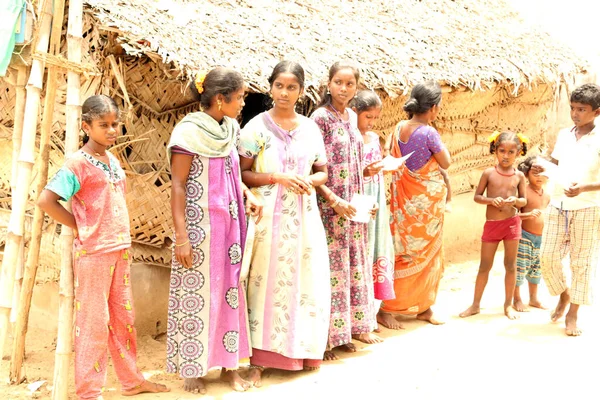 Nannilam, indien - 11. Mai 2016: indische Dorfbewohner schauen nach draußen — Stockfoto