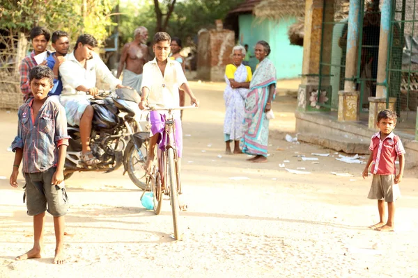 Nannilam, India - 11 mei 2016: Unidentified gelukkige Indische mensen op hun dorp — Stockfoto