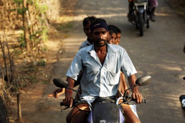 Nannilam, Hindistan - 09 Mayıs 2016: Hint aile rides bir motosiklet