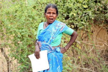 Nannilam, Hindistan - 09 Mayıs 2016: portre yaşlı kadın kameraya bakıyor