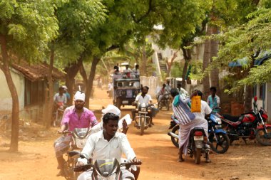 Nannilam, Hindistan - 09 Mayıs 2016: genç adam bir motosiklet sürme bir yolda, Suyachi Mla aday Piracharam Nannilam in, Tamilnadu, Hindistan