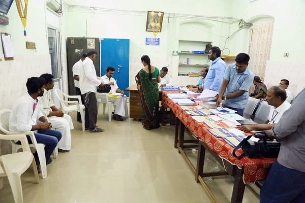  Nannilam, Hindistan - 11 Mayıs 2016: Hint seçim Office iç 