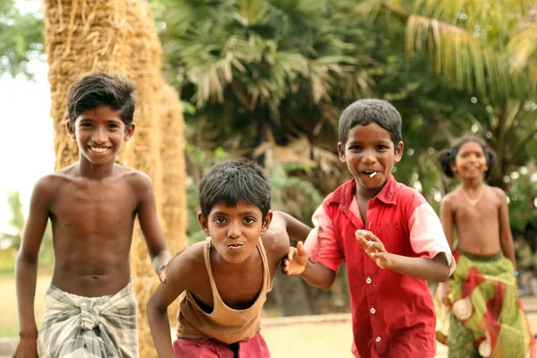 Nannilam, indien - 09. Mai 2016: Portrait glücklicher Kinder im Freien vor laufender Kamera — Stockfoto