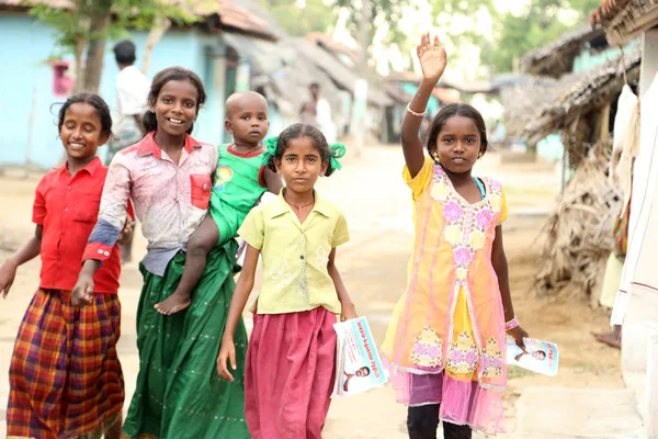 Nannilam, indien - 09. Mai 2016: Portrait glücklicher Kinder im Freien vor laufender Kamera — Stockfoto