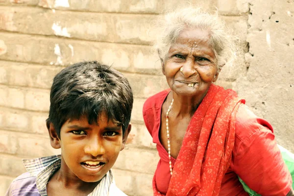 Nannilam, indien - 09 mai 2016: unidentifizierte indische Großmutter und ein Junge auf der Straße. — Stockfoto