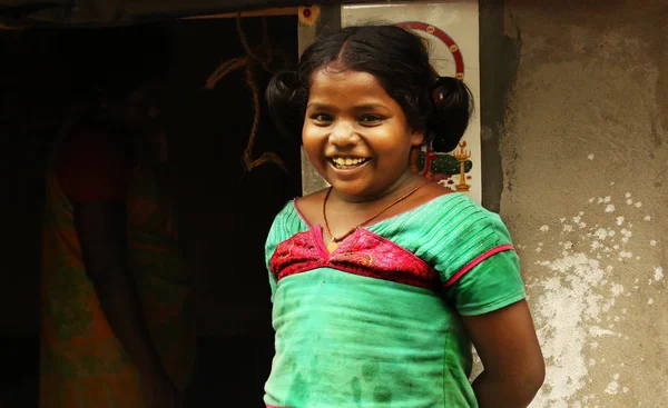 Nannilam, indien - 09 mai 2016: unbekanntes glückliches indisches landmädchen vor ihrem haus in vil — Stockfoto