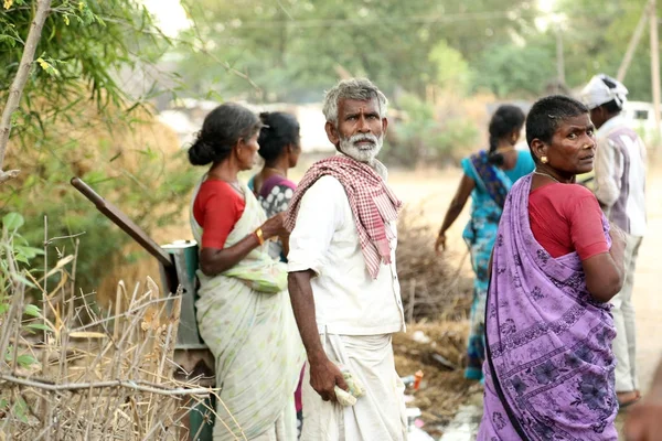 Nannilam, Indien 09 May 2016: Landsbybefolkninger i Indien - Stock-foto