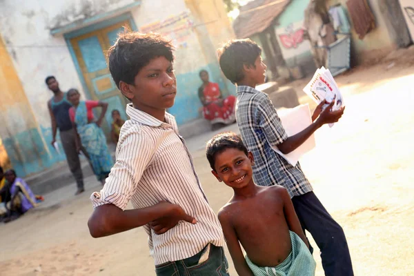 Nannilam, India - 11 mei 2016: portret van niet-geïdentificeerde Indiase jongen op straat — Stockfoto