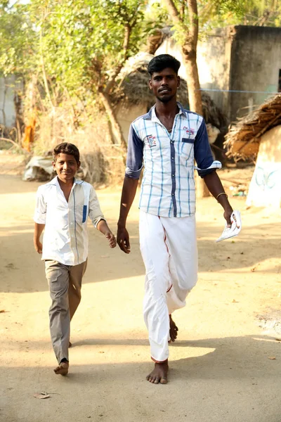 Nannilam, India - 11 mei 2016: portret van niet-geïdentificeerde Indische jongens lopen op straat — Stockfoto