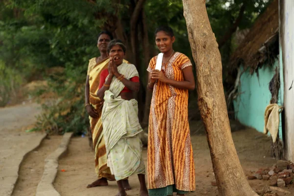 Nannilam, indien - 09. Mai 2016: indische Dorfbevölkerung blickt in die Kamera — Stockfoto