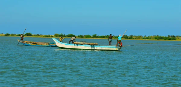 INDE - 09 AVRIL 2016 : Deux petits bateaux dans le lac, un pêcheur dans un bateau — Photo