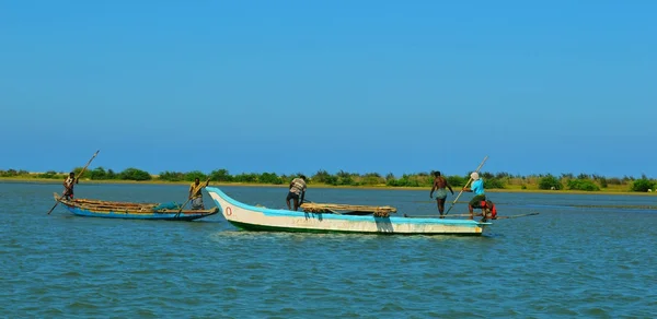 India - 09 April 2016: Twee kleine boten in lake, een visser in een boot — Stockfoto