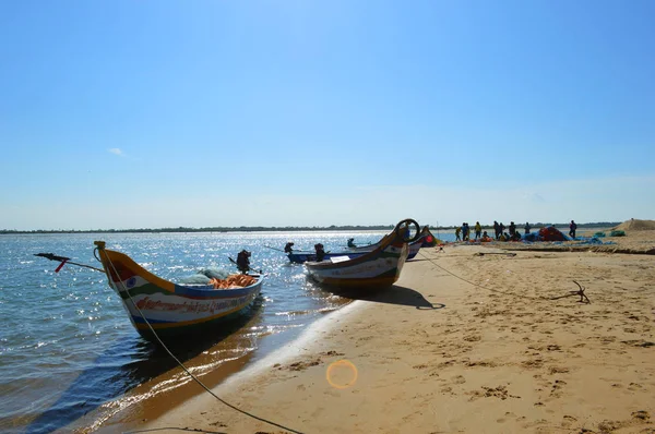 インド - 2016 年 4 月 9 日: インドの浜辺の人々 とカラフルな漁船. — ストック写真