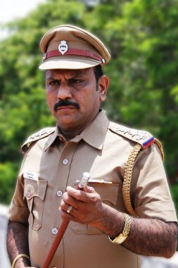 Chennai, Hindistan - 22 Haziran 2015: Hint polis memuru dışında bakarak