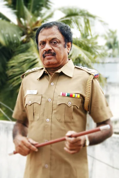 CHENNAI, INDIA - JUNE 22, 2015: Indian police officer looking at camera — Stock Photo, Image