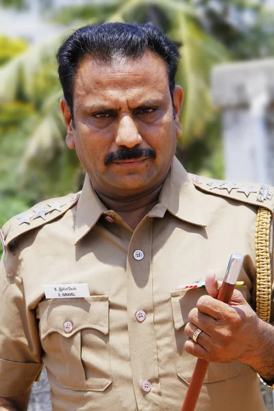 CHENNAI, INDIA - JUNE 22, 2015: Indian police officer looking at camera — Stock Photo, Image