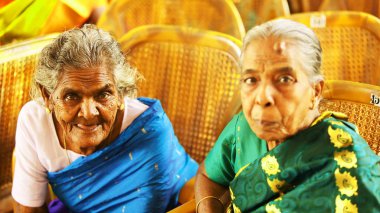 Chennai, Hindistan - 20 Mayıs 2015: Beyaz kadın kıdemli neşeli portre kavramı.