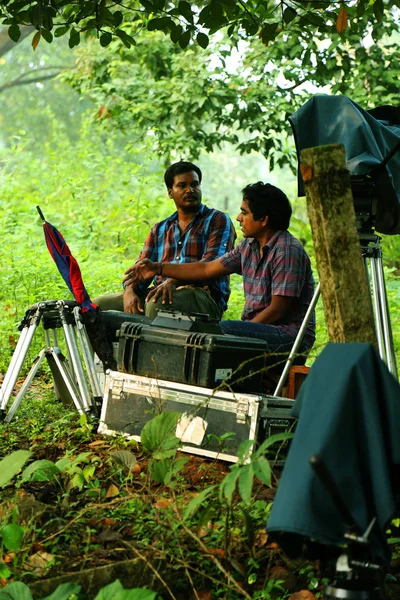코 다이카 날, 인도-6 월 21 일, 2016: 두 행복 친구 잔디에 siting, 슈팅 및 영화 제작 작업 세트에 남자 — 스톡 사진