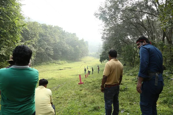 Kodaikanal, Indien - 21. Juni 2016: Dreharbeiten und Arbeit für den Filmmann am Set, auf der Baustelle. — Stockfoto