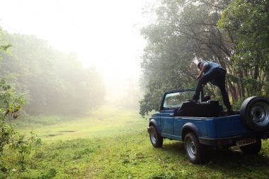 Çıkışları atlama mavi eski Jeep Araba parking.man kadar kapatın