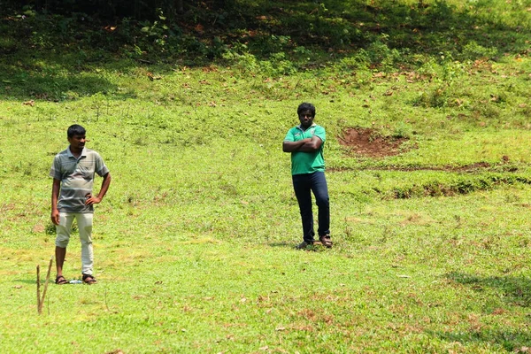 Kodaikanal, indien - 30. Juni 2015: glückliche Freunde verbringen gemeinsam Zeit draußen in der grünen Natur — Stockfoto