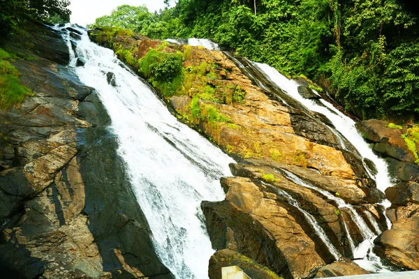 Una cascata sulla montagna — Foto Stock