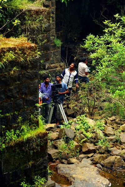 Kodaikanal, indien - 30. Juni 2015: Unbekannte stehen auf den Bergen Indiens. — Stockfoto