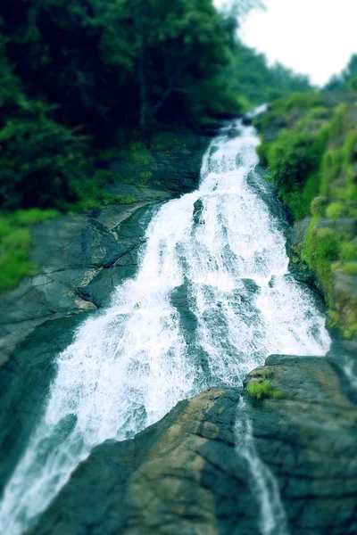 Ein Wasserfall im Berg. — Stockfoto