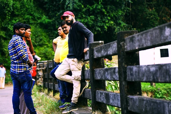 KODAIKANAL, ÍNDIA - JUNHO 30TH, 2015: Equipe de filmagem no local Filme Ponto de tiro . — Fotografia de Stock