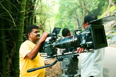 Kodaikanal, Hindistan - 30 Haziran 2015: Video kamera operatörü doğa arka planda, spot çekim film