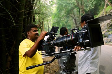 Kodaikanal, Hindistan - 30 Haziran 2015: Video kamera operatörü doğa arka planda, spot çekim film