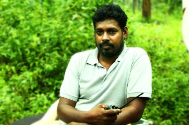 Kodaikanal, Hindistan - 29 Haziran 2015: Waki toki doğa arka planı olan adam portresi