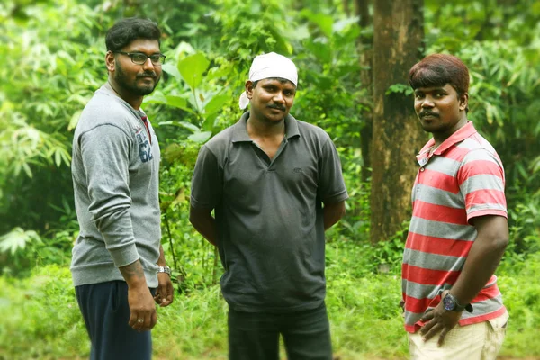 Kodaikanal, Hindistan - 29 Haziran 2015: Üç adam kameraya bakarak portresi — Stok fotoğraf