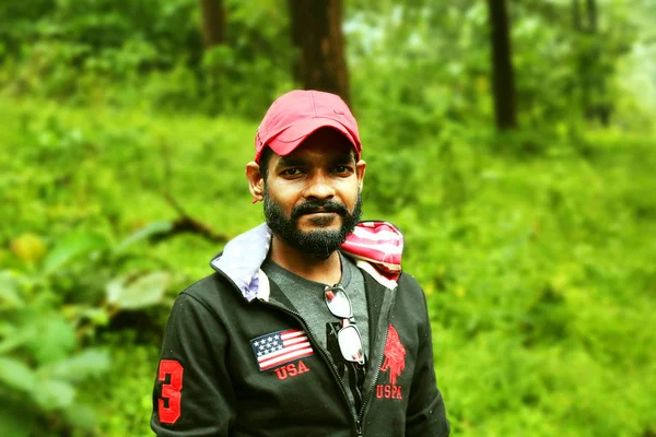 Kodaikanal, indien - 29. Juni 2015: Porträt eines glücklichen Mannes über dem Hintergrund der Natur — Stockfoto