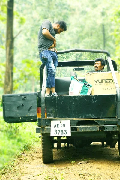 Kodaikanal, Hindistan - 29 Haziran 2015: Jeep üzerinde orman yolu, bir arabada oturan kamera bakarak adam — Stok fotoğraf