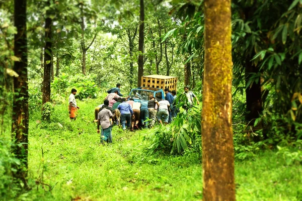 Kodaikanal, Indien - 29. Juni 2015: Menschen versuchen, das kaputte Auto in den Wald zu schieben — Stockfoto