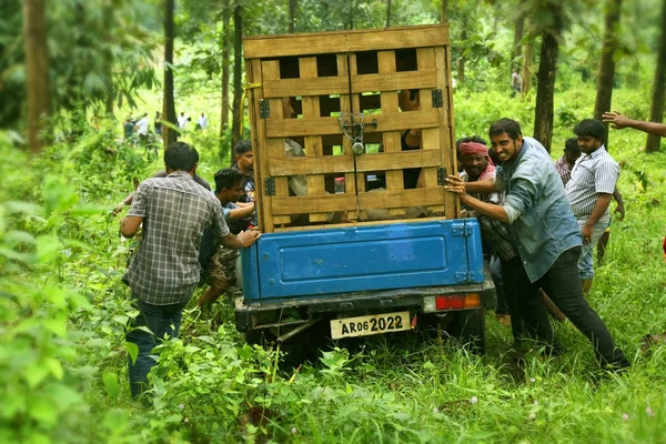 Kodaikanal, Indien - 29. Juni 2015: Menschen versuchen, das kaputte Auto im Wald mit verschlossenem Kasteninneren zu schieben 5 Personen sitzen, Filmteam vor Ort Filmdreh — Stockfoto