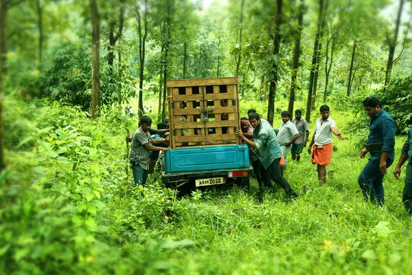 Kodaikanal, Indien - 29. Juni 2015: Menschen versuchen, das kaputte Auto mit verschlossener Box in den Wald zu schieben, Filmteam vor Ort Filmdreh — Stockfoto