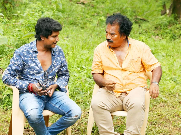 KODAIKANAL, INDIA - 29 GIUGNO 2015: Due persone discutono sul luogo di ripresa — Foto Stock