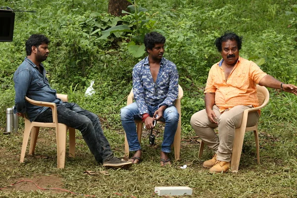 Kodaikanal, Hindistan - 29 Haziran 2015: üç nokta çekim doğa arka plan siting sandalyeye kişi — Stok fotoğraf