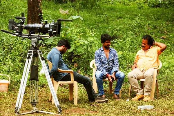 KODAIKANAL, INDIA - 29 GIUGNO 2015: Direttore cinematografico, direttore della fotografia rilassarsi sul posto di ripresa . — Foto Stock