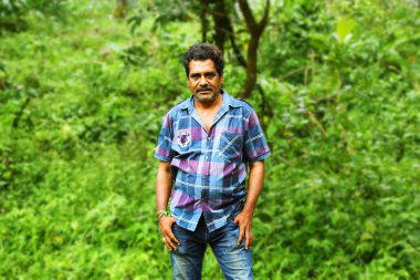 Kodaikanal, Hindistan - 29 Haziran 2015: ciddi adam kameraya bakan