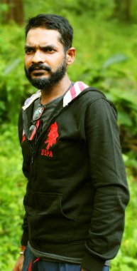 Kodaikanal, Hindistan - 29 Haziran 2015: dışında seyir yakışıklı adam.