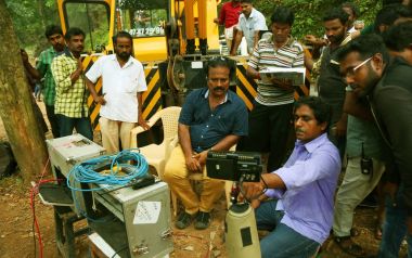 Kodaikanal, Hindistan - 29 Haziran 2015: Film ekibi üzerinde konum film tv izlerken çekim.