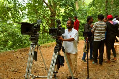 Kodaikanal, Hindistan - 29 Haziran 2015: Film ekibi yer film av, üst tepeleri üzerinde çekim Film üzerinde