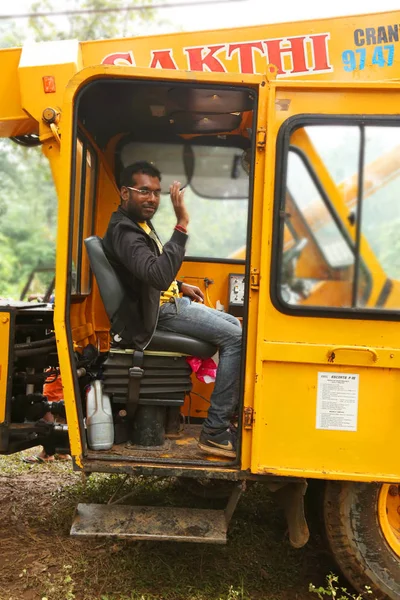 KODAIKANAL, INDIA - JUNE 29TH, 2015: Construction workers siting on crane. — Stock Photo, Image