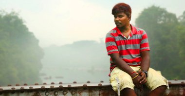Kodaikanal, Hindistan - 29 Haziran 2015: köprü üstüne siting bir adam