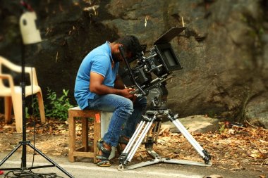 Kodaikanal, Hindistan - 29 Haziran 2015: spot ateş uyku kamera adam