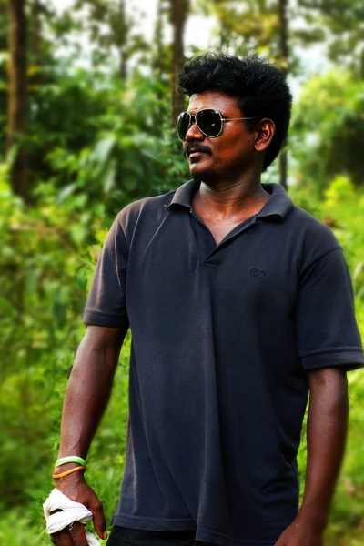 KODAIKANAL, INDIA - 29 DE JUNIO DE 2015: Un hombre local mirando afuera —  Fotos de Stock