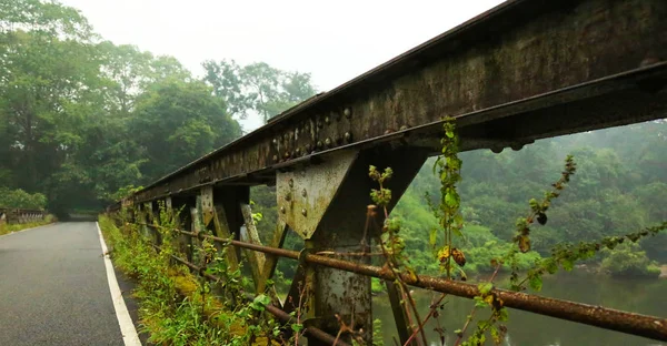 Una vista de un puente vacío —  Fotos de Stock